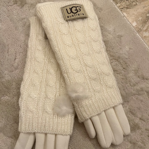 - UGG Winter White pom pom hat infinity scarf & glove set NWT - Picture 6 of 7